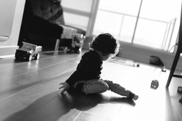boy-floor_1048944-29044 インナーチャイルドを抱きしめる：心の癒しと成長への第一歩